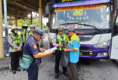 Satlantas Polres Gresik Sapa Driver dan Ramp Check Bus demi Keselamatan Penumpang