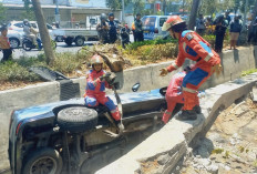 Hindari Mobil di Jalur Cepat, Innova Terperosok di Sungai Jalan Ahmad Yani Surabaya