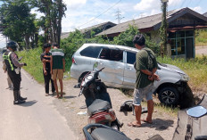 Ugal-ugalan di Jalan Kampung, Mobil Disopiri Pelajar Terguling Usai Pecah Ban di Driyorejo Gresik