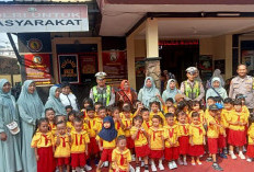 Tanamkan Disiplin Sejak Dini, Polsek Wiyung Edukasi Siswa PAUD Kuncup Kenanga tentang Rambu Lalu Lintas