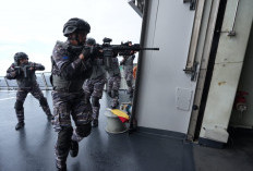 Prajurit KRI Raden Eddy Martadinata-331 Gelar Combat Readiness Tournaments di Laut Coral