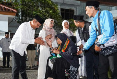 Bupati dan Wakil Bupati Bojonegoro Berangkatkan Jemaah Haji Kloter Pertama