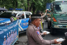 Satlantas Polres Pelabuhan Tanjung Perak Bagikan 150 Paket Takjil kepada Pengendara di Perak Timur Surabaya