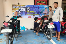 Tingkatkan Keamanan Lingkungan, Polsek Sukomanunggal Bagikan dan Pasang Alarm Motor Gratis