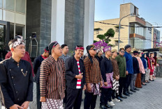 Semarak HUT Ke-81 RI, Staf Dafam Pacific Caesar Surabaya Gelar Upacara Berbusana Adat Nusantara