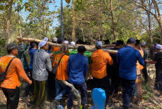 Damkar Gresik Bantu Pemakaman Jenazah Obesitas 250 Kilogram di Bedanten