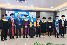 Reni Astuti Raih Gelar Doktor Cumlaude di Unair, Bahas Rahasia Politisi Menang Tiga Periode