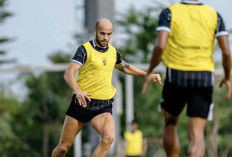 Lawan Mantan Tim, Momen Emosional Risto Mitrevski Bersama Persebaya