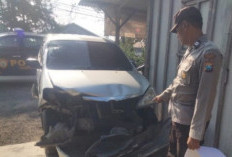 Pengemudi Mengantuk, Mobil Hantam Motor Parkir di Karanggeneng Lamongan
