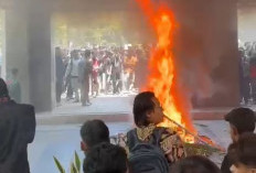 Tolak Pelantikan Rektor Muzakki, Mahasiswa UINSA  Bakar Karangan Bunga, 