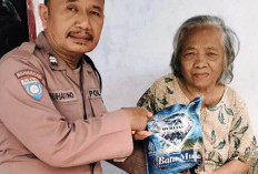 Bhabinkamtibmas Polsek Mojoroto Salurkan Beras Untuk Lansia Di Kelurahan Dermo Kota Kediri