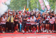 Eri Cahyadi Ikut Lari 5K Bersama 3.700 Peserta JConnect Run 2026, Bank Jatim Serahkan Bantuan Ekskavator