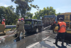 Suzuki Carry Terbakar di Tol Kebomas Gresik Diduga Akibat Korsleting, Sempat Terjadi Ledakan