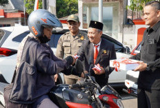 DPRD Kota Blitar Gelar Acara Dengar Pidato Kenegaraan Presiden RI, Diselingi Bagikan Bendera ke Pengendara