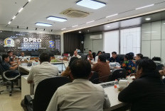 Delapan Bulan Nganggur, Puluhan PKL Waduk Unesa Sambatan ke DPRD Surabaya