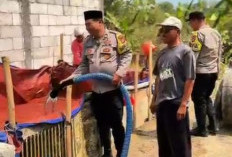 Polsek Ngawi Kota Bersama Komunitas Polri DTT SMDE 2000 Salurkan Air Bersih untuk Warga Banyuurip