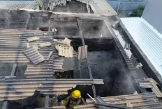Kebakaran Rumah di Putat Gede Timur Surabaya, 1 Orang Dievakuasi Tim Medis