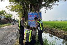 Satlantas Polres Pasuruan Pasang Banner Peringatan di Jalan Berlubang Beji