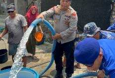 Kekeringan di Lamongan, Polairud Salurkan 5 Tangki Air Bersih ke Warga Brondong