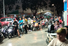 Antisipasi Panic Buying, Bhabinkamtibmas Polsek Tandes Kawal Antrean di SPBU Wonorejo