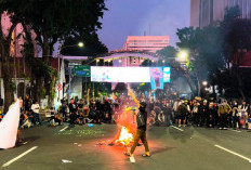 Sampai Jumat Malam, Demonstran Masih Bertahan di Depan Grahadi