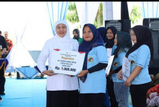 Khofifah Serahkan BLT DBHCHT untuk 901 Buruh Pabrik Rokok di Bojonegoro