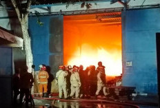 Pabrik Solasi di Kompleks Suri Mulia Margomulyo Surabaya Terbakar