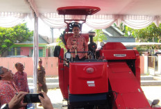 Pemkab Mojokerto Serahkan Bantuan Alsintan kepada 104 Kelompok Tani