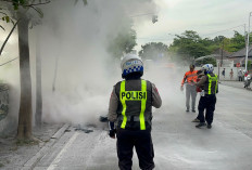 Aksi Cepat Satlantas Polres Gresik Padamkan Motor Terbakar di Depan Terminal Bunder
