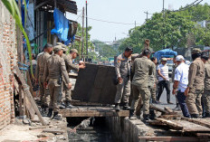 Kembalikan Fungsi Saluran, Pemkot Surabaya Tertibkan Lapak PKL di Jalan Gembong Tebasan