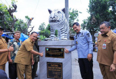 Kemenkum Jatim Serahkan Sertifikat Hak Cipta Patung Macan Putih Balongjeruk di Kediri