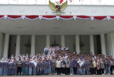 Ratusan Pelajar Kunjungi Istana dan Bertemu Presiden Prabowo Subianto