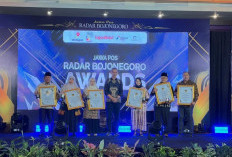 STIE Cendekia Bojonegoro Raih Radar Award Kategori The Inspiring Education Figure