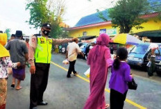 Polsek Galis Rutin Kawal Kamtibmas Pasar Tradisional di Tepi Jalan Nasional