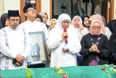 Khofifah Lepas Jenazah Kepala Asrama Haji Surabaya, Kenang Dedikasi Fentin Layani Jemaah