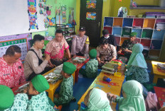 Wujudkan Gizi Nasional, Polsek Wiyung Pantau Distribusi Perdana Makan Bergizi Gratis di Balas Klumprik