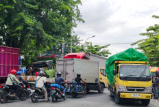 Truk Jumbo Menjamur Parkir di Semut Baru, Dugaan Pungli Menguat