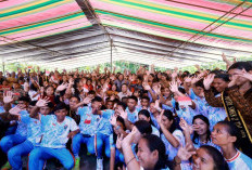 Presiden Prabowo Bernyanyi Bersama Anak-anak di Pulau Miangas, Suasana Sekolah Penuh Haru