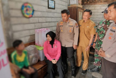 Kapolres Kediri Sambangi Marfel, Bocah 11 Tahun Rawat Ibu Lumpuh Seorang Diri