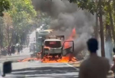 Truk Bermuatan Kompor Listrik Terbakar di Jalur Pantura Situbondo, Sopir dan Kenek Terluka
