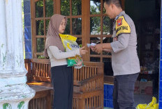 Mas Bhabin Ngawi COD Beras SPHP ke Rumah Warga di Jogorogo 