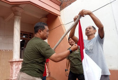 150 Bendera Merah Putih Dibagikan, PWI-Bakesbangpol Tulungagung Ganti Bendera Lusuh