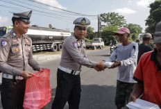 Satlantas Polres Jember Berbagi dengan Anak Panti Asuhan dan Pemulung Lewat Jumat Berkah