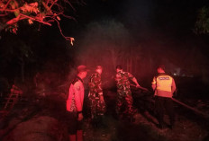 Respons Cepat Polisi Ngawi Bantu Padamkan Kebakaran Rumah di Pangkur