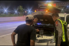 Polisi Bantu Pemudik Kendaraan Overheat di Exit Tol Ngawi