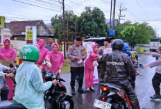 Polsek Balongbendo dan Bhayangkari Bagikan 400 Paket Takjil ke Pengguna Jalan