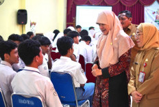 Ingatkan Pelajar SMA-SMK, Reni Astuti: Kesuksesan Berawal dari Bakti Orang Tua dan Hormat ke Guru