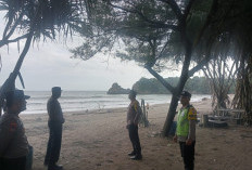 Patroli Pantai Serang, Polsek Panggungrejo Beri Rasa Aman Wisatawan