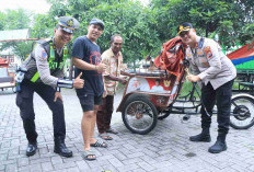 Aksi Humanis Operasi Keselamatan Semeru, Kapolres Gresik Bagikan Helm Gratis ke Pengemudi Becak Listrik