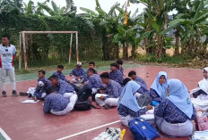 Plafon SMPN 60 Surabaya Ambruk Akibat Cuaca Ekstrem, Siswa Terpaksa Belajar di Musala dan Halaman